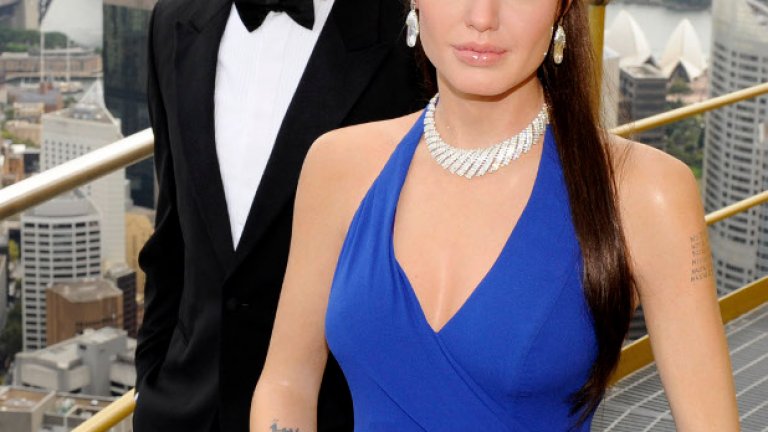 Редица издания съобщиха, че когато миналата седмица Брад Пит предложил на Анджелина, тя избухнала в плач