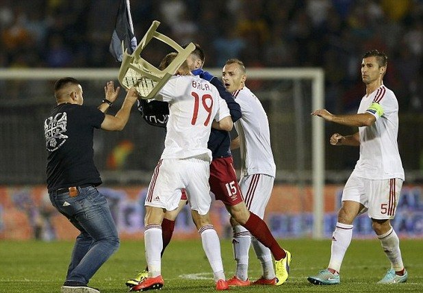 Втрещяващи сцени спряха европейската квалификация Сърбия - Албания, след като играчите се сбиха на терена, а част от фенове пробиха полицейския кордон, влязоха на терена и също се включиха.

