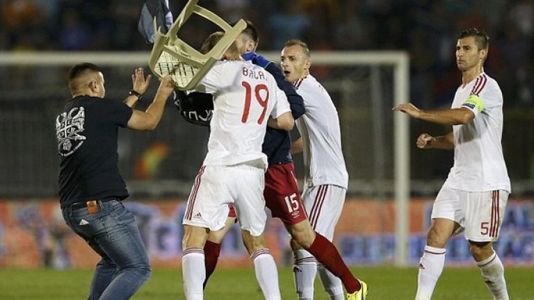 Втрещяващи сцени спряха европейската квалификация Сърбия - Албания, след като играчите се сбиха на терена, а част от фенове пробиха полицейския кордон, влязоха на терена и също се включиха.

