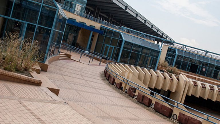 Всичко е оставено в този си вид от края на ремонта. Вече 10 години се руши.