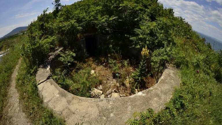 Навремето, за да се маскират артилерийските гнезда, е трябвало те да бъдат боядисани с камуфлажни краски. Днес тази задача успешно се изпълнява от многобройните растения, покриващи отделните части на фортификационното съоръжение.