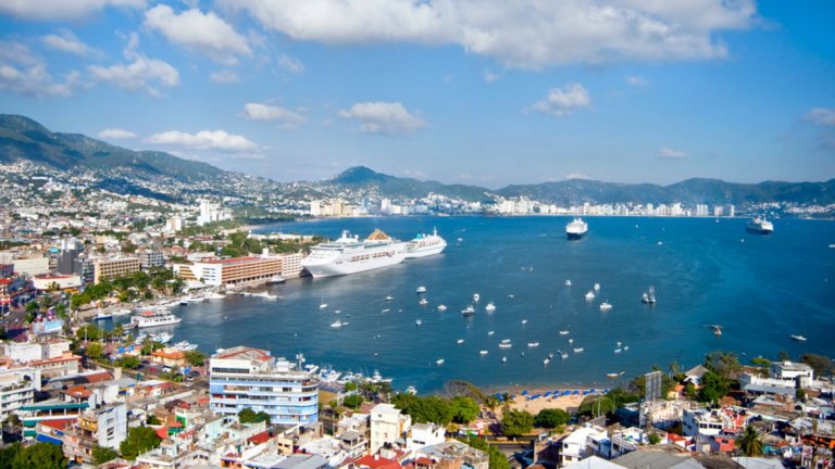Акапулко е основно пристанище за корабоплавенето и круизните линии, но и вторият най-опасен град в света