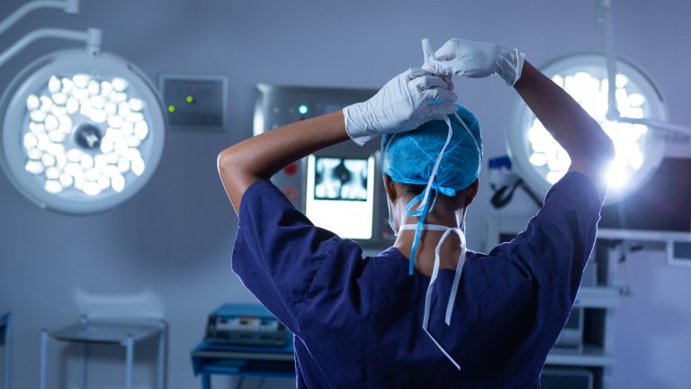 Доклад във Великобритания разкрива, че две от всеки три жени хирурзи са били подложени на сексуален тормоз от по-старши колеги