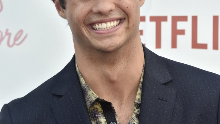 9. Ноа Сентинио
22-годишният актьор не е така добре познат у нас, както отвъд Океана, но звездите – не тези в Холивуд, а онези в небето - определено се нареждат в негова полза. През 2018-а той участва в два хита на Netflix - To All the Boys I've Loved Before и Sierra Burgess Is a Loser. След това си подсигури и роля в римейка на "Ангелите на Чарли", който ще се появи на екраните през 2019 г. За момента играе типичните роли на симпатичния младеж, по който тийнейджърките да въздишат, но това понякога също е гаранция за успех.