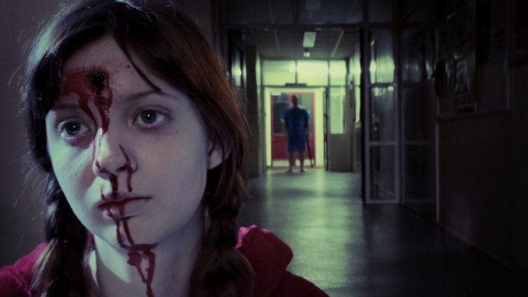 "Кръвта" не винаги щади кожата 
"Работех по снимките на Amityville: The Awakening и направиха рани по лицето ми, след това използваха кръв от захарен сироп с оцветител и ме покриха с него", казва актрисата Бела Торн. "Това напълно прецака кожата ми. Имах хиляди подутини след това. Те ги търкаха с олио за премахване на грим и алкохол, а това е най-лошото, което можеш да причиниш на лицето си. Но пък тези рани изглеждат реалистично"