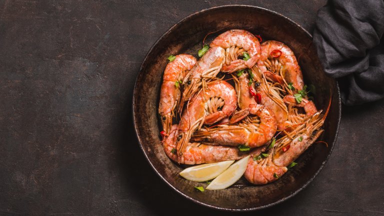 Скариди
Високо количество протеин, фосфор и витамини и ниско на мазнини и въглехидрати. Това представляват скаридите. При 60 калории за 100 грама получавате 23% протеин, което си е повече от изгодна сделка. Стига само да ги намерите на добра цена в магазина.