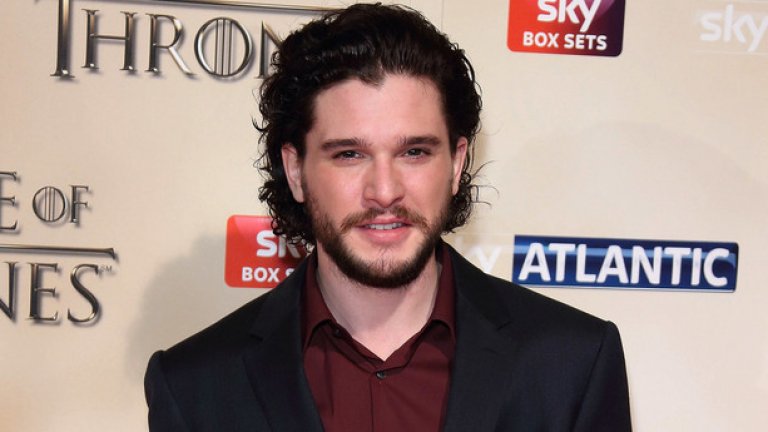 Кит Харингтън, актьорът, който играе Джон Сноу, изглежда много добре, когато не снима сцени със снежни виелици отвъд вала