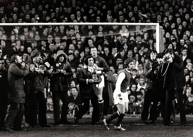 Още един рекорд бе счупен, когато Алън Бол премина от Евертън в Арсенал срещу 220 хил. паунда през декември 1971-а. Бол прекара 5 години при "карамелите" преди да отиде към столицата. Дебютира срещу Нотингам Форест. Тази снимка е преди мача на Арсенал срещу бившия му клуб - Евертън на 1-и януари 1972-а.