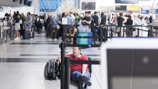 По летищата на Европа цари безпрецедентен хаос Хиляди полети се