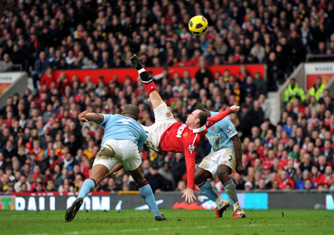2010/11: Страховитата задна ножица на Рууни
На 12 февруари, 2011-а, Уейн Рууни отбеляза вероятно най-добрия гол в кариерата си. И то във вратата на градския съперник Манчестър Сити, който се опита да го отмъкне от Юнайтед предходното лято. Юнайтед пък спечели 12-а си титла в ерата на Висшата лига.