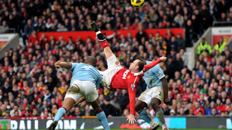 2010/11: Страховитата задна ножица на Рууни
На 12 февруари, 2011-а, Уейн Рууни отбеляза вероятно най-добрия гол в кариерата си. И то във вратата на градския съперник Манчестър Сити, който се опита да го отмъкне от Юнайтед предходното лято. Юнайтед пък спечели 12-а си титла в ерата на Висшата лига.