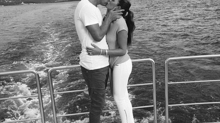 Джон Тери и съпругата му Тони се целуват на яхта по време на ваканцията си в Хърватия. 