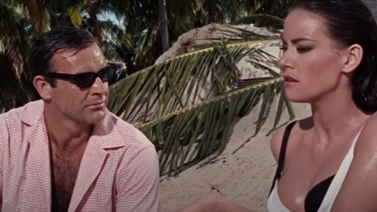 "Операция "Мълния" (Thunderball, 1965 г.)
Бонд е: Шон Конъри
Не е случайно, че и четвъртият филм с Конъри попада тук - ще ни прощават останалите актьори, но шотландецът, светла му памет, си остава най-добрият агент 007.
Тук Бонд трябва да разследва самолет с две атомни бомби, отвлечен от старите му познайници от СПЕКТЪР. И тъй като слънчевите острови са перфектното място за шпионски разправии, британският агент се озовава на Бахамите, където с помощта на агент на ЦРУ трябва да предотврати поредната глобална заплаха.