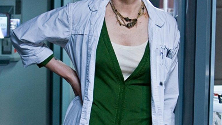 Сигорни Уийвър в "Аватар" 
Да, "Аватар" има своята стабилна фен база, която не дава да се каже лоша дума за филма и на която историята на красивата планета Пандора и нейните високи, сини обитатели се хареса страшно много. Но на доста хора сюжетът се стори наивен, простоват и повтарящ дословно този на "Покахонтас". 3D-то и ефектите не помогнаха особено. И ако на мускулестия Сам Уортингтън му отива да бъде на'ави и да язди подобни на дракони създания, то Сигорни Уийвър в ролята на доктор Грейс Аугустин изглежда напълно не на място.