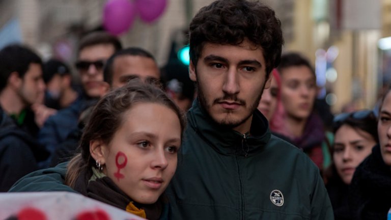 Конвенцията въвежда дефиниция на понятието "пол" ("gender" в оригиналния текст на документа) - "социално изградени роли, поведения, дейности и характеристики, които определено общество смята за подходящи за жените и за мъжете".

Никъде в текста не се споменава каквото и да било за хомо-, би- или транссексуални хора, "трети пол" или други подобни понятия.

