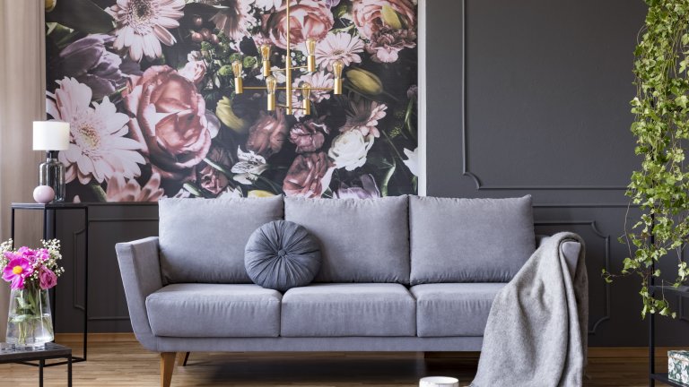 Изпробвайте флорални мотивиВ България тапетите с цветя ни навяват спомени по-скоро за миналото, но един добре подбран десен с природни мотиви може да се окаже наистина модерен акцент с лек носталгичен полъх от уюта в апартамента на баба ви. Защо не?
