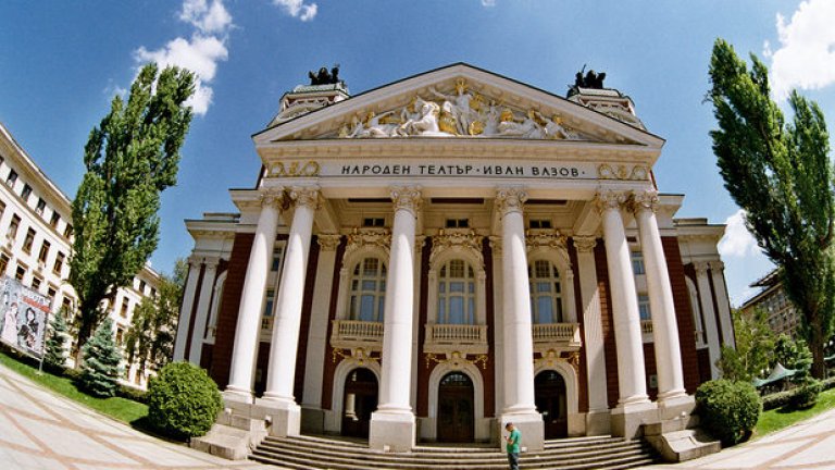 Вежди Рашидов отрича да е отнет националният статут на Народния театър. Бюджетът му обаче ще се подравни по този на всички областни драматични театри.