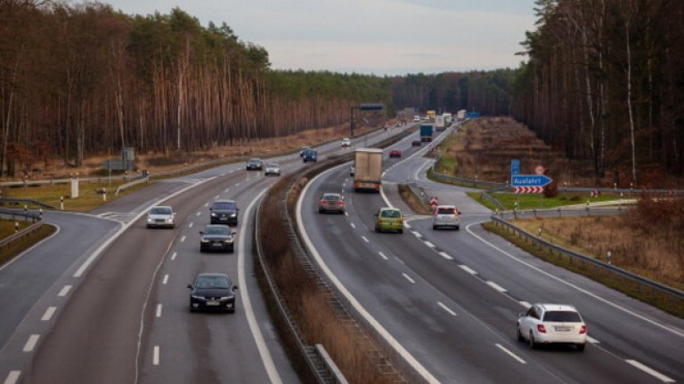 Германия - забранено е без бензин на магистралатаНа магистралата в Германия е забранено да останеш без бензин, не може да се спира, нито пък да се върви в аварийната лента. Целта е да не поставят в опасност другите шофьори, а както знаем, на места в Германия се кара с по 200 километра в час. Глобата за нарушителите е 100 евро.