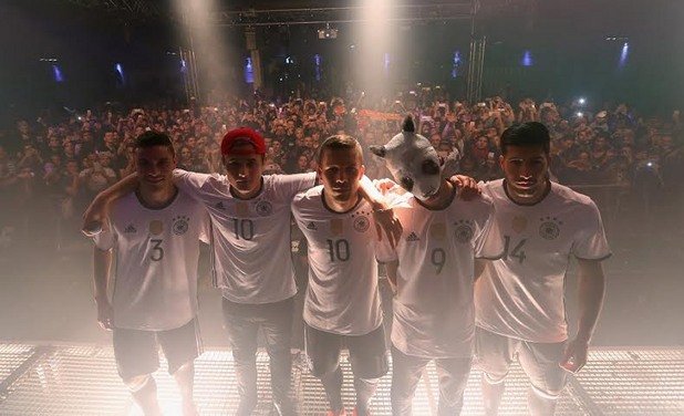 По време на концерт  в Берлин, играчите на националния отбор и маскираният като панда рапър показаха новите домакински екипи на световните шампиони.