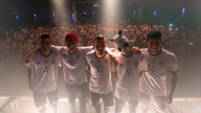 По време на концерт  в Берлин, играчите на националния отбор и маскираният като панда рапър показаха новите домакински екипи на световните шампиони.