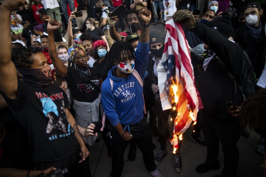 Протестиращи горят американското знаме пред съдебната палата в Луисвил, Кентъки.