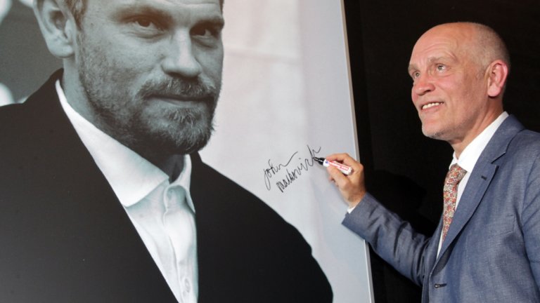 Бил е едро хлапе
Със своя ръст от 1,90 м и сякаш изпито лице, днес е трудно човек да си представи Малкович толкова пълен. Но той е тежал 102 кг, когато е бил едва 16-годишен. Това му носи неприятния прякор "Прасчо" (Piggy) и редица подигравки от другите деца. След диета губи около 30 килограма.
Интересното е, че мечтата му като дете е била не сцената, а бейзболът. Искал е да бъде професионален пичър. Баща му, който го тренира, му е казвал, че ако Джон е така загрижен за това как играе, колкото как изглежда, докато играе, е можел да бъде много добър бейзболист.