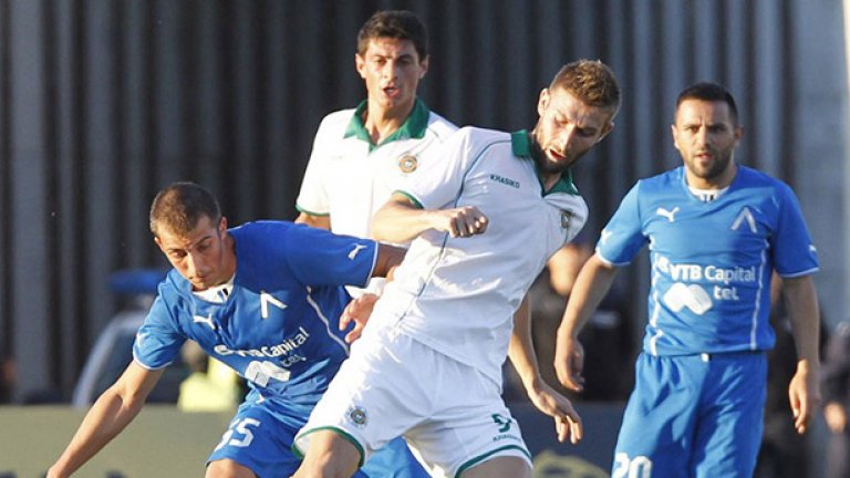 Мирослав Иванов (вдясно) отбеляза един от головете за Левски.