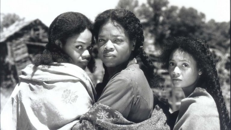 24. Обичана (Beloved) – 1998 г.
Загуби - $93.86 млн.
Опра Уинфри е икона на американската телевизия, но малцина знаят, че тя се опитва да бъде и филмова актриса. Филмът се базира на едноименния роман и засяга една от любимите теми на американското драматично кино – робството. „Обичана”, обаче се оказва тежка и трудносмилаема драма, която не може да бъде спасена от популярността на Уинфри и дебютира едва на пето място в американския бокс офис и след само четири седмици е свален от прожекции. По-късно Опра признава, че е изпаднала в тежка депресия след провала на лентата.