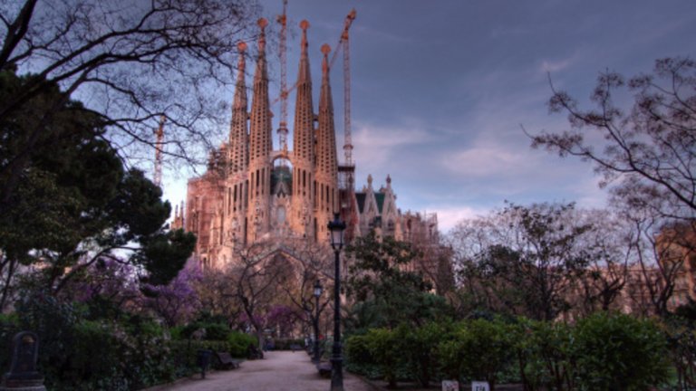 1. Базиликата "Саграда Фамилия" (Светото семейство) е без съмнение най-популярната сграда, проектирана от Гауди. Той всъщност се захваща с проекта година след началото на строителството. Архитектът нанася значителни промени по първоначалната концепция на колегата си Франсиско Вияр, превръщайки "Саграда Фамилия" в нещо, което много повече да отговаря на неговия собствен архитектурен стил.