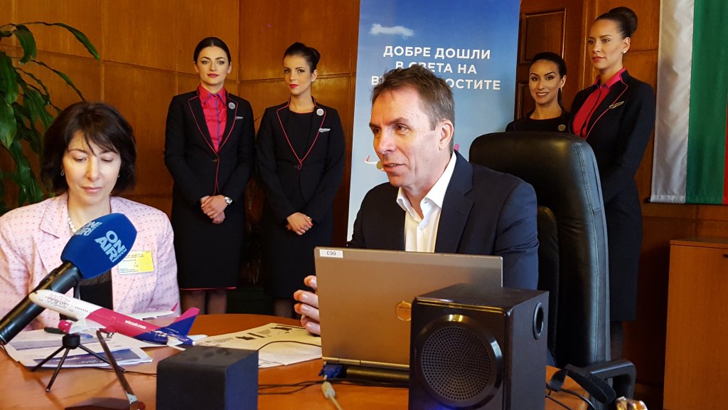 „Радвам се, че нашият бизнес в България продължава да се разраства. Прибавянето на седми самолет в базата в София е отговор на търсенето и ние продължаваме да инвестираме като предлагаме нови възможности за пътуване на ниски цени“, каза Йозеф Варади на дн