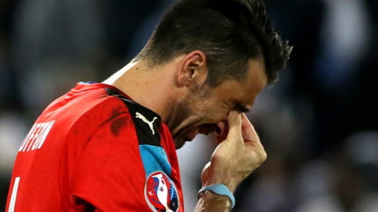 17. Преодолява депресията
Буфон признава, че е страдал от депресия по време на сезон 2003/04 и е посещавал психолог редовно, но е преодолял проблемите си през 2004 г.