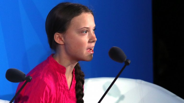 20. Грета Тунберг
При Грета Тунберг пратеникът е и посланието. 16-годишната шведска активистка за промените в климата стана безспорното лице на младите зелени инициативи за по-чист свят. Тя олицетворява и гнева на своето поколение по темата: "Тези, които взимат решенията днес, не са тези, които утре ще трябва да живеят с последствията."
Това, което започна със стачката на един ученик (Тунберг) пред шведския парламент, днес е глобална мрежа от протести по целия свят, привлекли милиони демонстранти, голяма част от които ученици. По време на изяви пред сградата на Организацията на обединените нации в Ню Йорк, националните парламенти на редица държави и пред Европейския парламент, Тунберг налага своето послание към хората с власт: "Слушайте учените, направете повече сега".
Появата на Тунберг като екологична суперзвезда съвпадна с нарастването на подкрепата за зелените партии, особено в богати страни от Северна Европа като Германия, Белгия и Холандия. Междувременно новият председател на ЕК Урсула фон дер Лейен обеща по време на своето председателство да постави въпроса за европейска Зелена сделка като основен свой приоритет. 