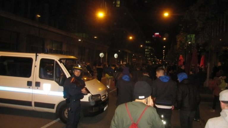 Въоръжени кордони край "Стад дьо Франс" след края на мача.