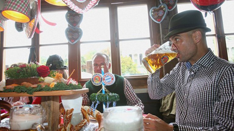 С тази стройна фигура Пеп едва ли надига халбата в ежедневието, но на Октоберфест изглеждаше като професионалист.