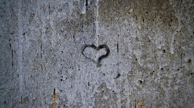 Надежда винаги има. Неизвестен извършител е нарисувал мъничко сърчице на една от стените.