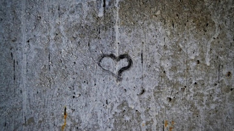 Надежда винаги има. Неизвестен извършител е нарисувал мъничко сърчице на една от стените.