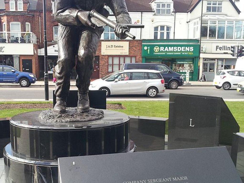 Stanley_Hollis_memorial_statue