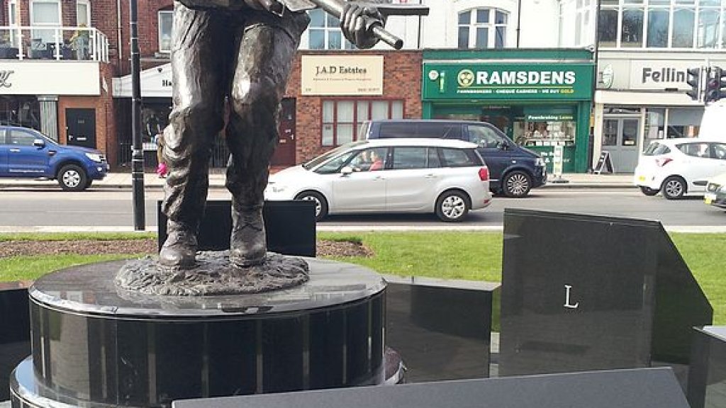 Stanley_Hollis_memorial_statue