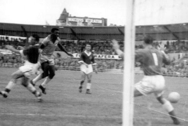 На 15 юни 1958 г. Пеле прави дебюта си за Бразилия – при победата с 2:0 над СССР