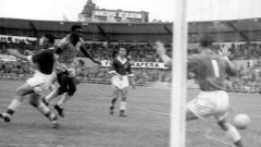На 17 г. и 230 дни Пеле е най-младият голмайстор на световни първенства. На Мондиал 1958 бразилската легенда поставя още два рекорда, които са "живи" и до днес - за най-млад футболист с хеттрик - на полуфинала срещу Франция - и за най-млад голмайстор във финал - при победата с 5:2 над Швеция.