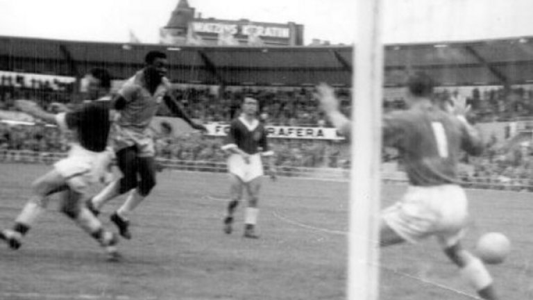 На 15 юни 1958 г. Пеле прави дебюта си за Бразилия – при победата с 2:0 над СССР