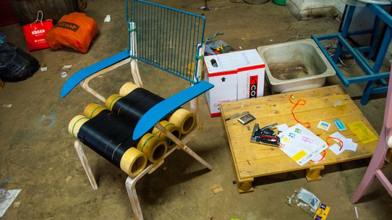 Столът с облегалка от стар хладилник