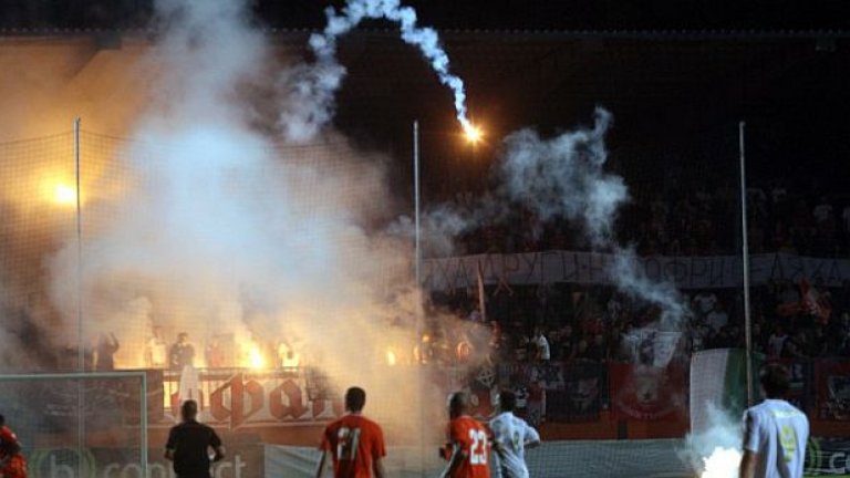 Агитката на ЦСКА устрои канонада на Градския стадион в Ловеч на 11 август 2012 след късния гол, донесъл победата на Литекс с 1:0