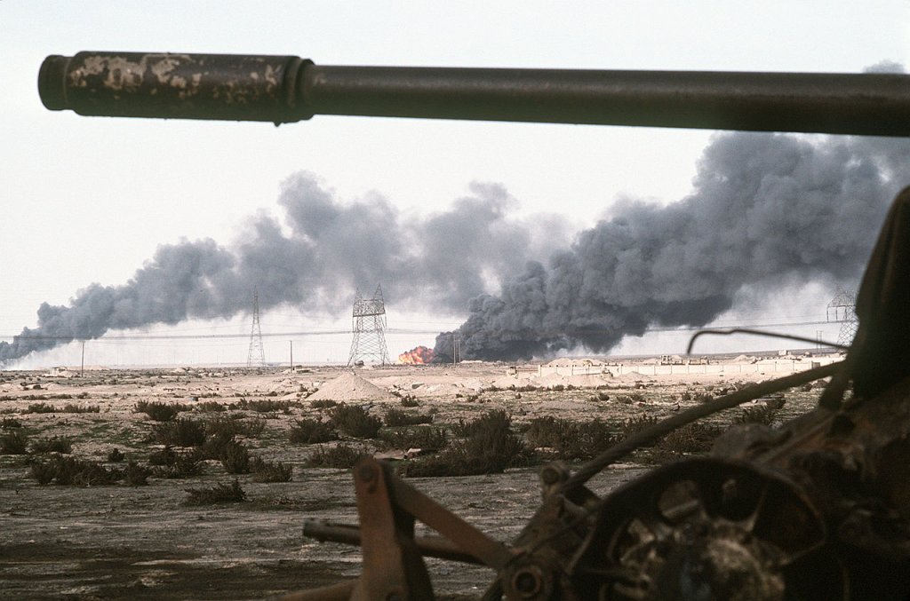 1280px-Disabled_Iraqi_T-54A,_T-55,_Type_59_or_Type_69_tank_and_burning_Kuwaiti_oil_field