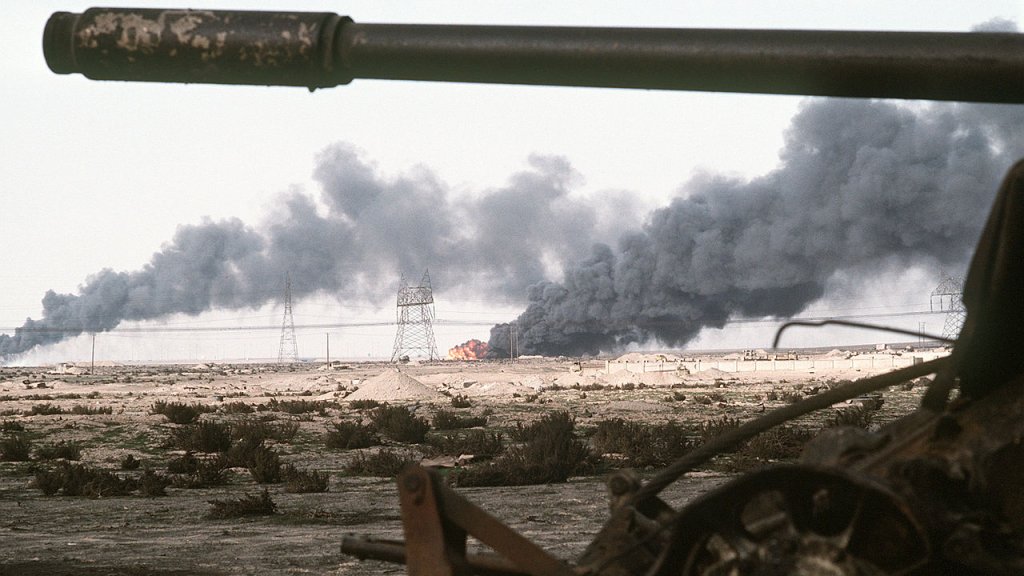 1280px-Disabled_Iraqi_T-54A,_T-55,_Type_59_or_Type_69_tank_and_burning_Kuwaiti_oil_field