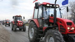 В момента 250 от тракторите вече са събрани край Ботевград