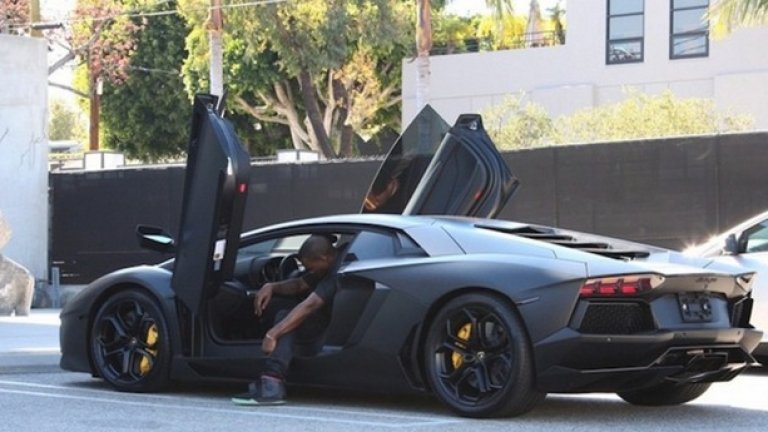 Кание Уест, Lamborghini Aventador – 750 000 долара
Лош късмет за Кание, любимият му Aventador пострада сериозно, след като беше буквално смачкан от вратите на доми на Ким Кардашиян – грешка в системата за управление доведе до инцидента.