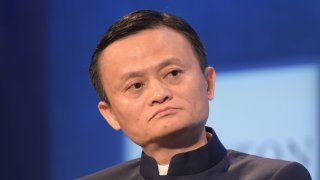Съоснователят на Alibaba Джак Ма не е имал публични появи от два месеца. Това се случва на фона на редица проблеми, които компаниите му имат с китайските власти.