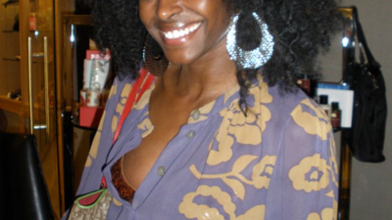 Принцеса Кейша работи като модел преди да срещне съпруга си – нигерийския принц Кунле Омилана. Нейната история много напомня холивудски филм - тя се запознава с него, докато търси адреса, на който е на кастинг в Ню Йорк. Наричана е “африканската Тайра Бенкс“, но всъщност няма нищо общо с Африка – родена е в Калифорния. Тя е и първият чернокож модел, участвал в реклама на шампоаните Pantene.
Принцесата е обявена за една от най-стилните кралски особи. Тя предпочита ярки, екзотични шарки и не се притеснява да заложи на голи рамене или по-дълбоко деколте. Къдравата й коса е нейната запазена марка, тя дори има школа, в която обучава родителите на деца от смесен брак как да поддържат косата на децата си.
Като бивша манекенка Кейша има слабост към известните дизайнери, както и към големите, масивни бижута и аксесоари. Това обаче не пречи да изглежда елегантно и ефектно, където и да се появи.