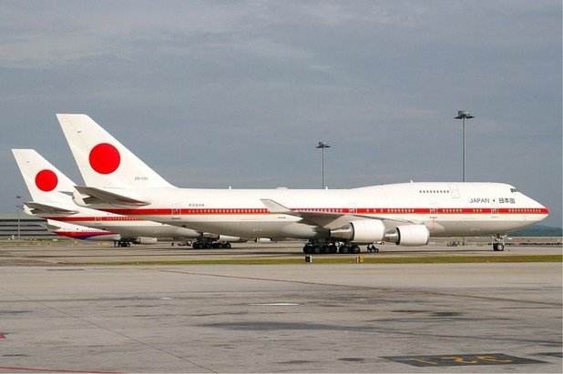 Boeing 747-400, Япония

Психологическата граница от 300 млн. долара като цена минава японският правителствен превозвач Boeing 747-400, който е част от специалната колекция на японските авиолинии. Това чудо може да се движи с 916 км в час и да изминава над 12 300 километра без спиране. Освен това е страшно аеродинамичен, и изключително енергоспестяващ. В кабината за управление има място за двама пилоти.